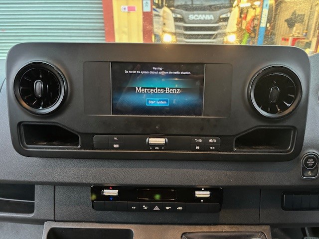 Mercedes-Benz Sprinter 315 Luton With Taillift - Image 13